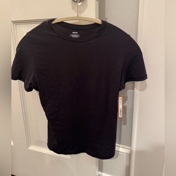 SKIMS Tops - SKIMS fits everybody t-shirt